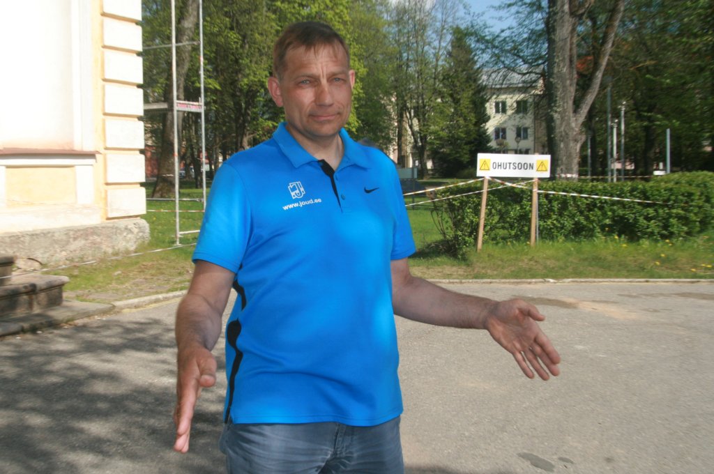 Sixten Sild Võru Katariina kiriku ees. Foto: ERAKOGU