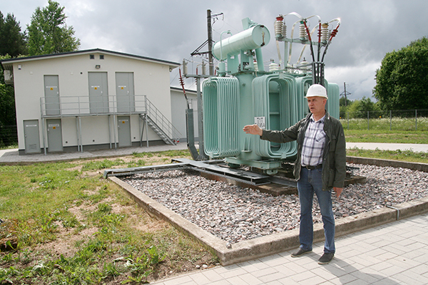 Raivo Piir seisab uue alajaama ees ja näitab Vastseliina poole. Alevik oli veel eelmisel aastal olukorras, kus aasta jooksul esines mitukümmend alajaama rikkest tingitud voolukatkestust.		 Foto: TOMI SALUVEER