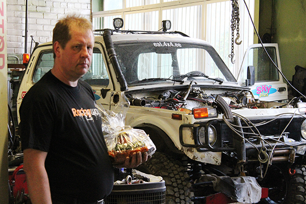 Üllar remonditava autoga, millega ta viimati Oro Offroadil sõitis.         Foto: AIGAR NAGEL