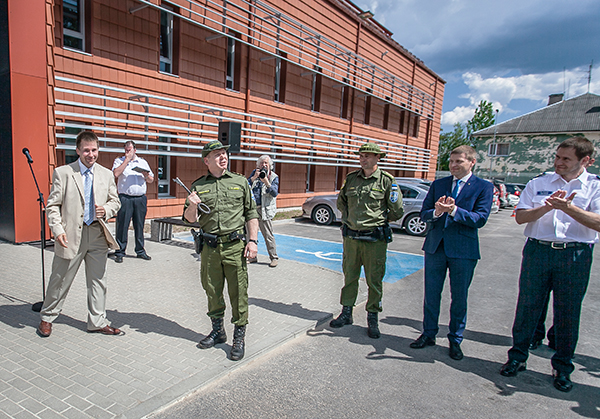 ASi Riigi Kinnisvara juht Urmas Somelar (vasakul) andis eile Piusa kordonile ja selle juhile Valnar Hinnole üle kordoni võtme. Politsei- ja piirivalveameti peadirektor Elmar Vaher (paremal) ja siseminister Hanno Pevkur selle puhul aplodeerimas.   Foto: FOTOSFERA / ANDREI JAVNAŠAN 