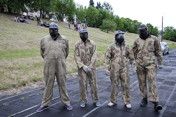 Järjekordne võistkond on valmis sööstma paintballilahingusse. Foto: BIRGIT PETTAI