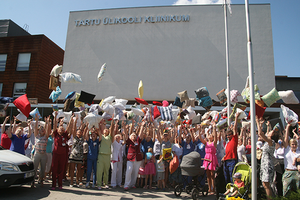 31. mai keskpäev Maarjamõisa  haigla ees.  Foto: VÕRUMAA TEATAJA