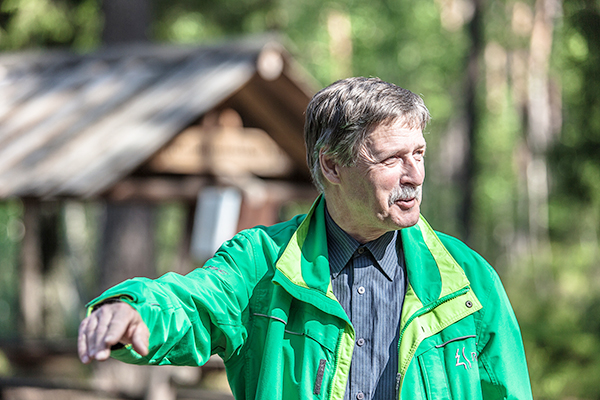 Agu Palo sõnul on metsas suitsu tegemine ja tiku tõmbamine praegu nagu püssirohutünnis tule läitmine, veelgi suuremaks põlenguohu allikaks on aga mootorsõidukid.                     Foto: FOTOSFERA / ANDREI JAVNAŠAN