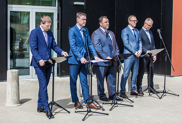 Valitsuse pressikonverentsil Piusa vastvalminud kordoni ees osalesid (vasakult) siseminister Hanno Pevkur, peaminister Taavi Rõivas, rahandusminister Sven Sester, majandus- ja taristuminister Kristen Michal ja kaitseminister Hannes Hanso.  Foto: FOTOSFERA / ANDREI JAVNAŠAN