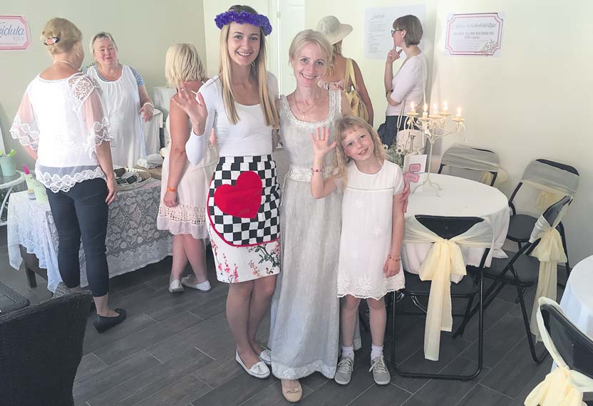 Koidula kohviku rõõmus seltskond otse laadamelu südames asuvas kohvikus. Keskel perenaine Jana Skippar, paremal tütar Patricia ja vasakul tubli abiline Carol. FOTOD: Kadi Annom