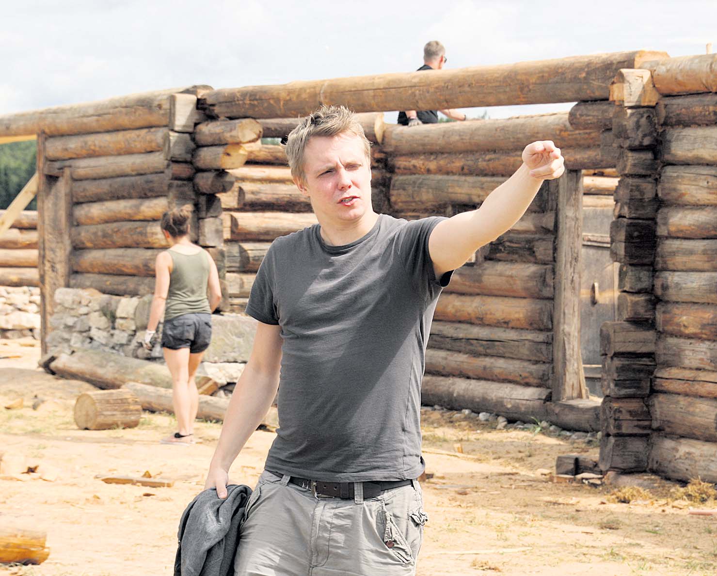 Filmi „Tõde ja õigus” režissöör Tanel Toom näitab suunda, kust Andres ja tema noor kaasa Krõõt filmi jaoks Mõnistesse ehitatud Vargamäele saabuvad. Foto: GREGOR SALUVEER