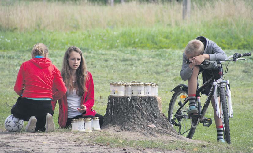 Noored mälestamas reedel Kuldre külas toimunud traagilise juhtumi järel surnud noormeest. Foto: GREGOR SALUVEER