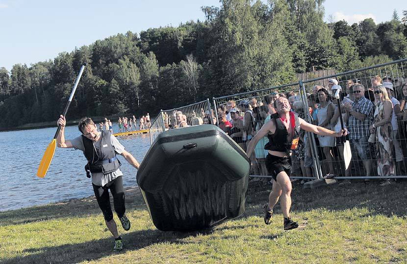 Hoolimata viis minutit enne paadiralli starti pauguga lõhkenud paadist said Tõnu ja Peeter Hendrikson kiirelt asenduspaadi ja finišeerusid kolmandatena. Foto: BIRGIT PETTAI