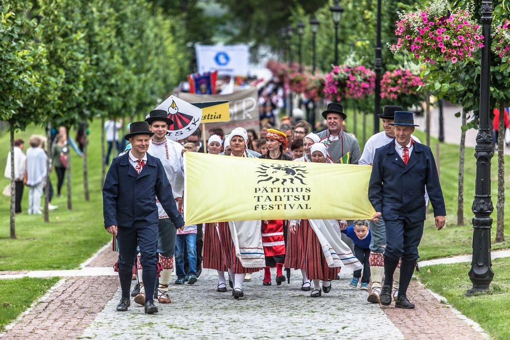 Üleeile viis rongkäik mööda Katariina alleed ning Jüri ja Liiva tänavat Kandle aeda, kus avati 22. Võru pärimustantsu festival. Foto: ANDREI JAVNAŠAN