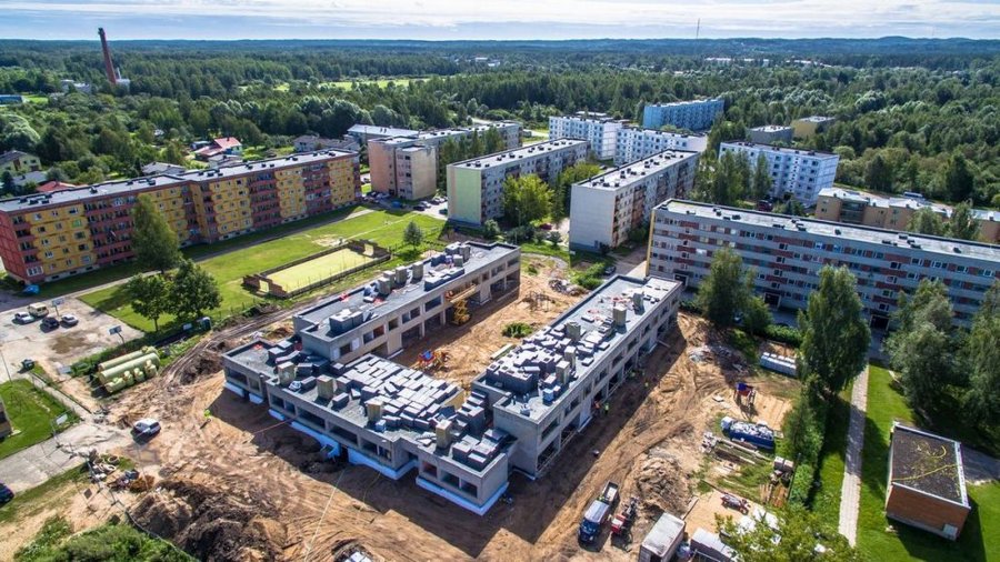 Sõlekese lasteaia ehitustööde lõpptähtaega pole muudetud ega eelarve mahtu suurendatud, esimene täielikult renoveeritud Võru lasteaed peaks valmima järgimise aasta alguses. Nii kinnitasid Võru linnamajanduse osakonna juhataja Raiko Palm (vasakul) ja linnapea Anti Allas.               Fotod: ANDREI JAVNAŠAN
