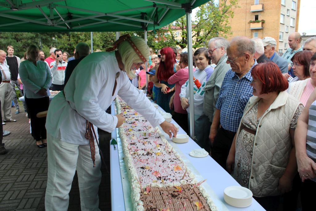 100kilose tordi sisse mahub täpselt 320 muna ja hulgaliselt töökaid käsi. Maitse oli kreemiselt mõnus. FOTO: Aigar Nagel