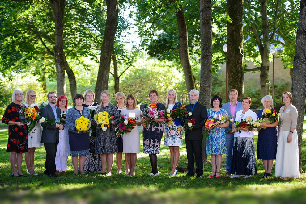 Fotodel Võrumaa Aasta Õpetaja laureaadid 2016 Võru maavanema Andres Kõivu ja Võrumaa Omavalitsuste Liidu esinaise Mailis Kogeriga