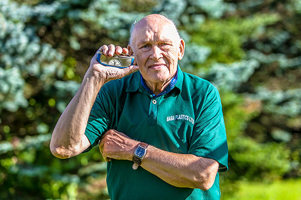 Elmar Kuus Põlvas oma kodumaja juures jõudu näitamas. Foto: ANDREI JAVNAŠAN