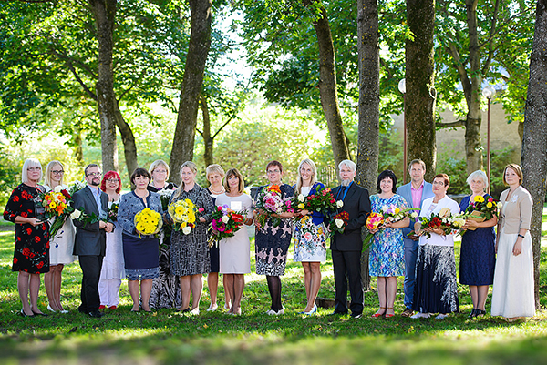 Võrumaa aasta õpetaja laureaadid Võru maavanema Andres Kõivu ja Võrumaa Omavalitsuste Liidu esinaise Mailis Kogeriga.	 Foto: ERAKOGU