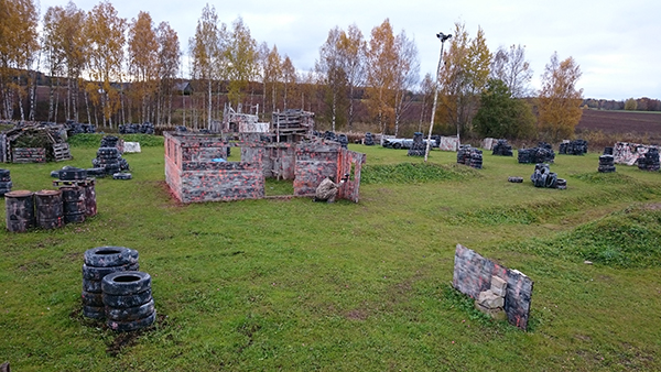 Mooste paintballi mängud toimuvad 120 x 120 meetri suurusel põllule rajatud platsil. Plats on ümbritsetud turvavõrguga ja võimaldab varjumiseks valida kahesaja erineva koha vahel.  Foto: Janar Petersell