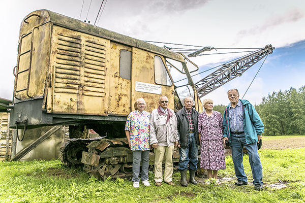 Võrukivilased (vasakult) Milvi Paloots (64), Gennadi Lukjanov (78), Kalju Udras (80), Maimu Udras (78) ja Heino Karba (74). Tagaplaanil legendaarne „kopp” kopamahuga 0,8 m3. Foto: FOTOSFERA / ANDREI JAVNAŠAN