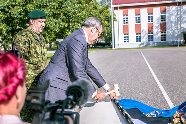 Aprillis Tartus Raekoja platsil peetud tseremoonial annetas Tartu linn Kuperjanovi 2. jalaväebrigaadile lipu, millele lõid teiste seas naela Tartu linnapea Urmas Klaas, kaitseväe juhataja kindralleitnant Riho Terras ja 2. jalaväebrigaadi ülem kolonel Eero Rebo. President Ilves naelutas eile lipuvardasse naela oma lahkumisvisiidi käigus Taara linnakusse.             Foto: FOTOSFERA / ANDREI JAVNAŠAN