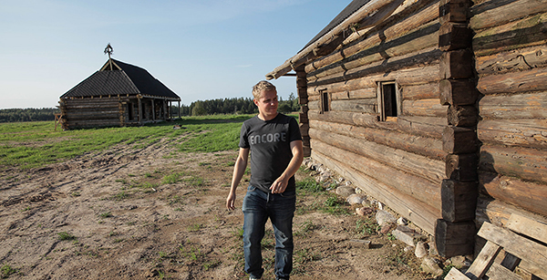 Eesti Vabariigi sajandaks sünnipäevaks valmiva suurfilmi „Tõde ja õigus” stsenarist ja režissöör Tanel Toom mõned päevad tagasi Mõniste võtteplatsil.   Foto: ERAKOGU