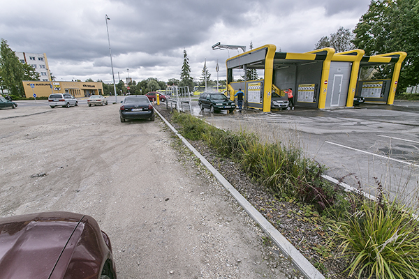 Eelmisel kevadel Vilja tänava alguses tegevust alustanud automaatpesula äri on läinud õitsele. Kahe euroga saab auto pestud ja loputatud. Firma plaanib tegevust laiendada, Võru linn soovib aga pesulaga koostöös lähinädalatel lahendada bussijaama parkimisprobleemid. Foto: ANDREI JAVNAŠAN