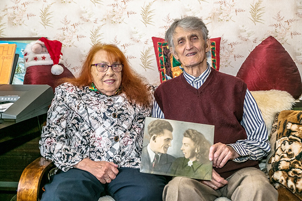 Jevgenia ja Vladimir oma kodus Võrus Vilja tänaval. Vladimir hoiab käes fotot,  mis tehtud nende pulmapäeval 65 aastat tagasi.  Foto:  FOTOSFERA / ANDREI JAVNAŠAN