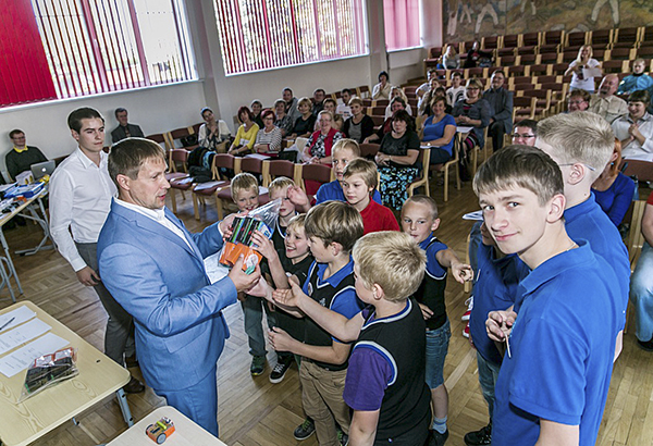 Maavanem Andres Kõivult võtavad roboteid Edison vastu Rõuge kooli õpilased. Vasakul heleda särgiga Robotexi projektijuht Karl Laasik.         Foto: ANDREI JAVNAŠAN