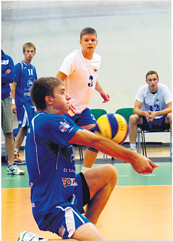 56. Võru võrkpalliturniiril on pallingu vastuvõtul Sten Maask (nr 11), Mirko Hani (nr 3) ja Henri Treial (nr 12).              Foto: AKSEL SAAL