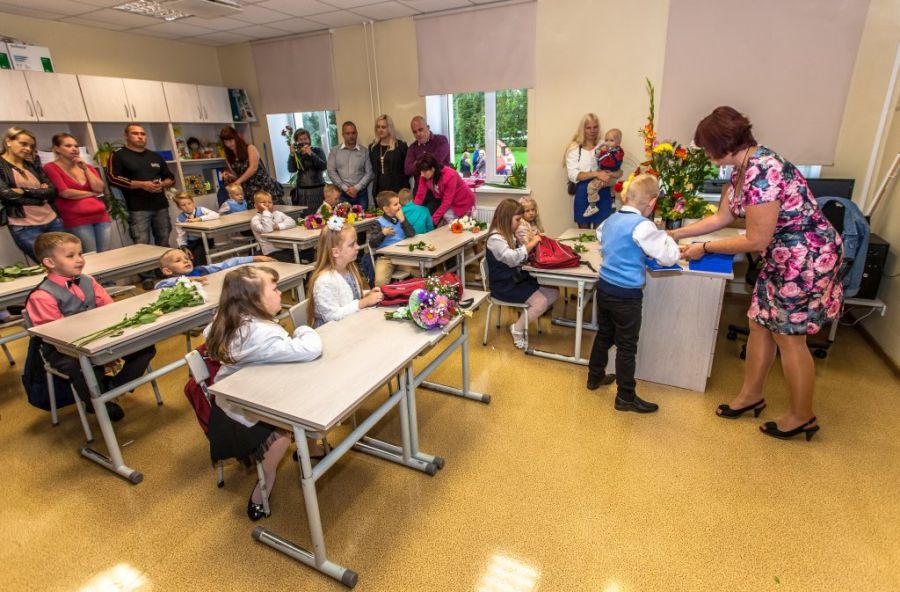 Esimese klassi esimene koolitund koos vanematega Antsla gümnaasiumis 1. septembril 2016. aastal. Foto: FOTOSFERA / ANDREI JAVNAŠAN