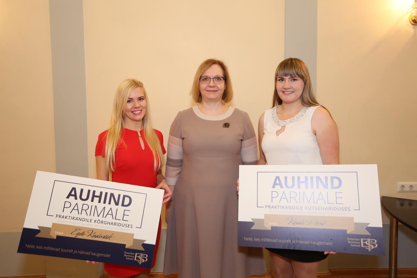 Pildil vasakul seisab parim praktikant kõrghariduse kategoorias Egle Kadastik, keskel haridus- ja teadusminister Maris Lauri ja kutsehariduse parim praktikant Kaidi Parv. FOTO: Aron Urb