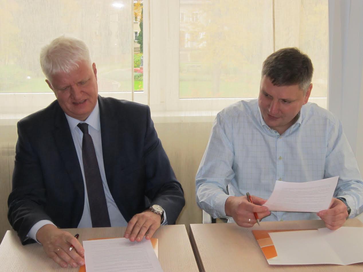 Fotol töötukassa juhatuse esimees Meelis Paavel (vasakul) ja Põlva Tarbijate Ühistu juhatuse esimees Peeter Urman lepet allkirjastamas. Pildistas Katri Mandel.