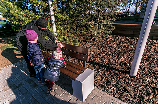 Isa mälestuspingile kinnitab plaadi poeg Priit Kuusik koos tütarde Elisabeti (seisab) ja Katariinaga (valge mütsiga). 	    Foto: ANDREI JAVNAŠAN