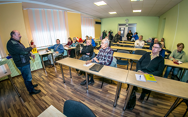 40 aastat autoõpetaja ametit pidanud Randu Raudvassar (pildil vasakul) seletas, miks juhtuvad liiklusõnnetused ja millised muudatused on olnud liiklusseaduses.  Foto: FOTOSFERA / ANDREI JAVNAŠAN