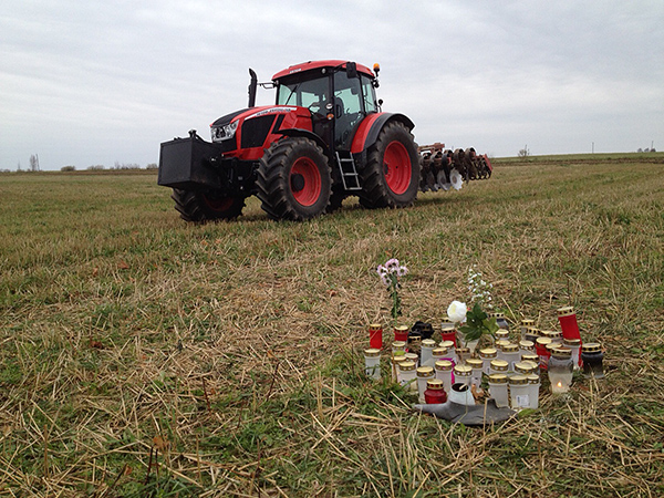 Talunik Toomas lubas oma põllul enne jaanipäeva ostetud Zetor Crystal 160ga õnnetuskohast kaarega mööda sõita. Foto: VÕRUMAA TEATAJA