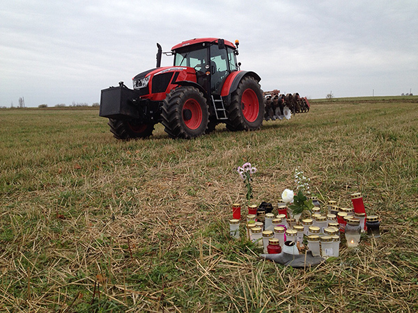 Talunik Toomas lubas oma põllul enne jaanipäeva ostetud Zetor Crystal 160ga õnnetuskohast kaarega mööda sõita.         Foto: VÕRUMAA  TEATAJA