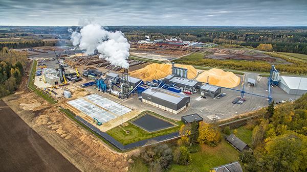 Graanulitootja investeerib 25-30 miljonit eurot Sõmerpalus asuva koostootmisjaama ehitusse. Uus jaam peaks valmima mais ja see hakkab varustama sooja ja elektriga Osula Graanulit ning naaberkrundil asuvat saeveskit Toftan. Toodang, mis jääb kahel suurettevõttel tarbimisest üle, müüakse võrgule. FOTO: FOTOSFERA / ANDREI JAVNAŠAN