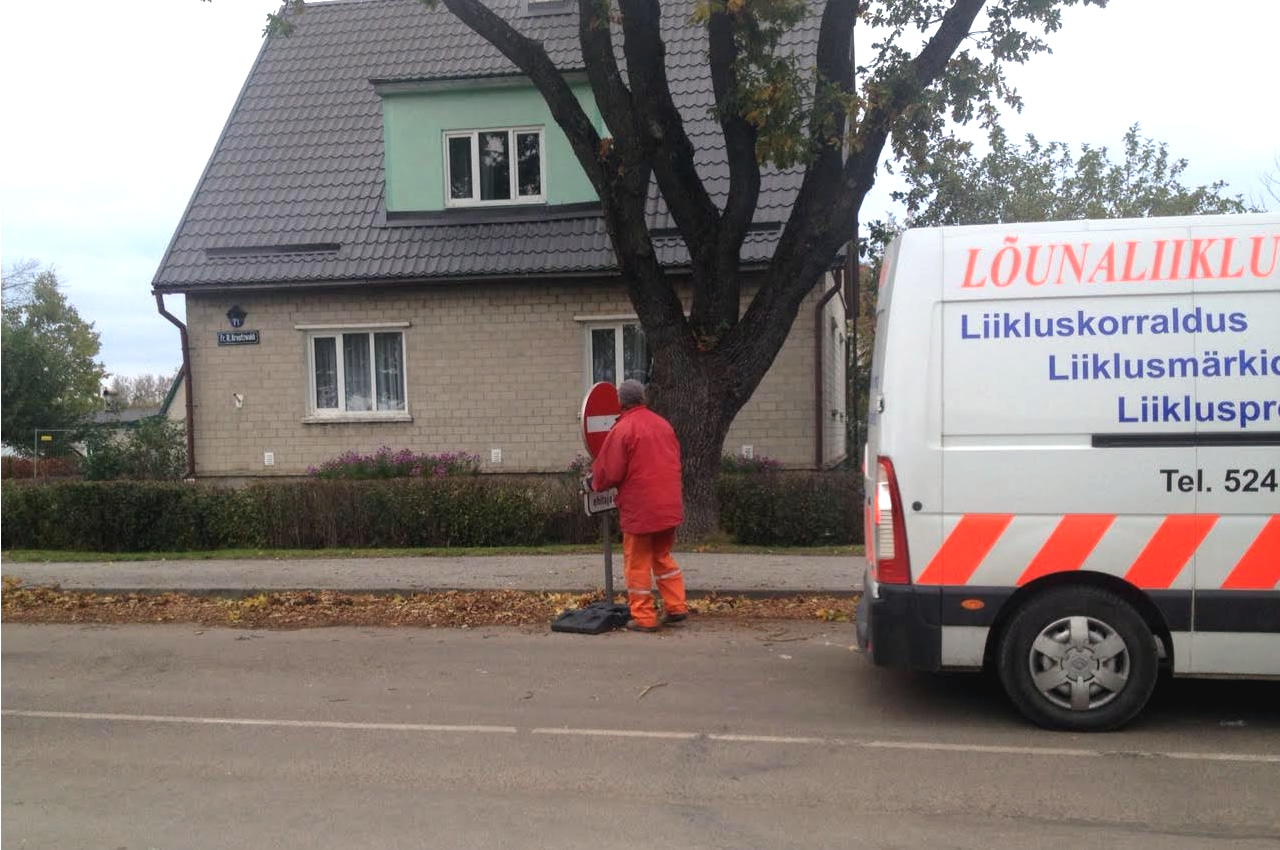 Tupiku eest hoiatava liiklusmärgi mahavõtmine K-Rauta poe lähistel.  Foto: VÕRUMAA  TEATAJA