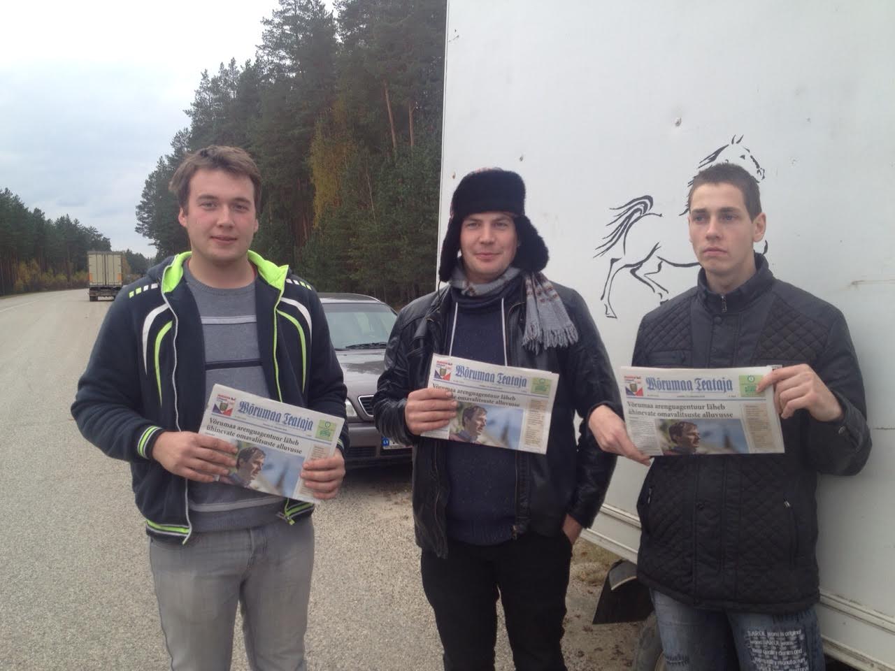 Lätlased Gatis, Gints ja Agris pärastlõunal Lindora laada järjekorras.  FOTO: VT