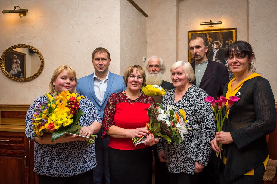 Foto: Jaanus Tanilsoo Pildil laureaadid - Aila Kikas, MTÜ Maana esindajad Reet Käär ja Marianne Hermann, Siseministeeriumi Kodanikupäeva aumärgi laureaat Airi Hallik-Konnula, Võrumaa tegusaim kodanik 2016 Väle Prutt, Hartsmäe talu peremees Agu Hollo ja Võru maavanem Andres Kõiv.