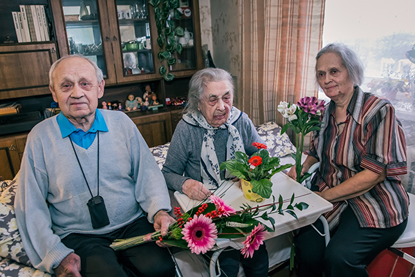 Peeter Pirn (73), Maria Kolk (106), Laine Pirn (72) eile Vilja tänava kodus. Pildi tegemise ajal selgus, et Mariaga samal päeval oli sünnipäev fotograaf Andreil ja järgmisel päeval (täna) Mariat õnnitlenud linnapeal Anti Allasel.   Foto: FOTOSFERA / ANDREI JAVNAŠAN