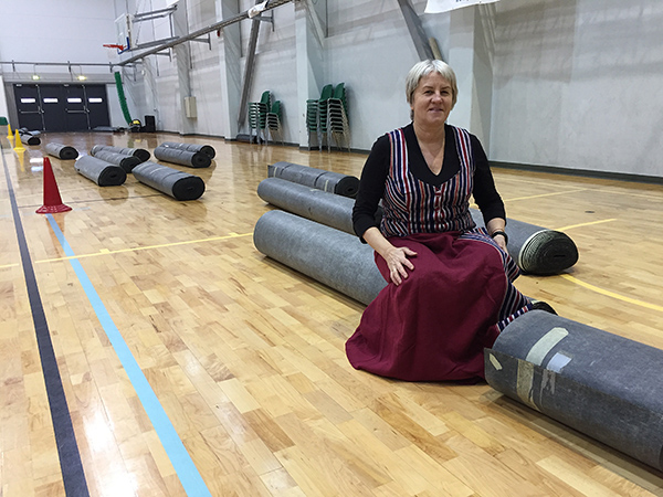 Võrumaa Toiduvõrgustiku koordinaator Eda Veeroja eile lõunaajal Võru spordikeskuses enne, kui spordisaalist sai laadaplats. Esimese ettevalmistusena laotatakse maha taamal paistvad vaibarullid, et spordisaali põrand välisjalanõudest kahjustada ei saaks. 	  Foto: KADI ANNOM