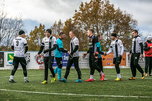 Osa Rõuge Saunamaa võidukast võistkonnast (heledates  särkides). Foto: ANDREI JAVNAŠAN