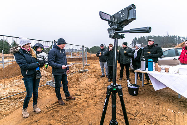 Päevakangelased Linda Pajo  (vasakult), süles poeg Kert, Kermo Rannamäe. Paremalt projektijuht  Urmas Peegel, Ruth ja Ain Pajo.  Pildilt puudub beebivankris olnud Timo. Foto: FOTOSFERA / ANDREI JAVNAŠAN