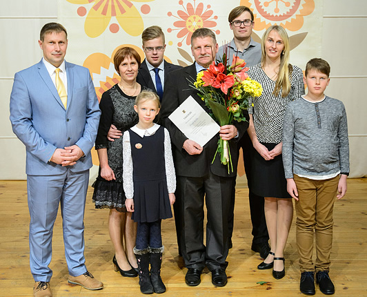 Aasta isa Evald Krillo koos perekonna ja Võru maavanema Andres Kõivuga FOTO: Margus Muts