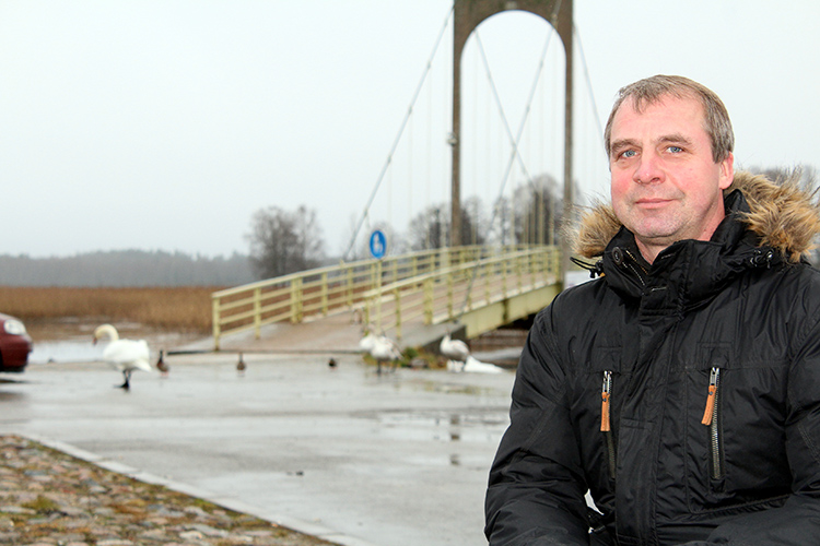 Aarne Ladva Roosisaare silla juures. Aarne selja taga on näha luikesid, kes on väga julgeks muutunud ja jalutajaid lausa rünnata tahavad. 		    Foto: AIGAR NAGEL