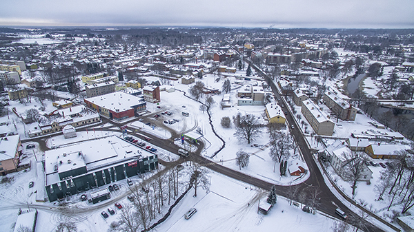 Pildil vasakule jäävad Valga Rimi ja Selver ning paremal on Läti Valka, mille südalinnas on alkopood alkopoes kinni. Kuid kohalikud soovitavad minna kaugemale, linna äärealal asuvasse piiripunkti ladu-kauplusse. Foto: FOTOSFERA / ANDREI JAVNAŠAN