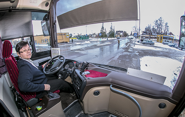 Võru ainus naisbussijuht Anneli Neve  sõidutas kolmapäeval võrukaid liinil nr 11. Klienditeenindaja ametist kannapöörde teinud naine hankis bussijuhiloa, töötas alguses ühe aasta Tartus ja tuli nüüd võimaluse avanedes tagasi tööle kodukanti Võrumaale.  Foto: FOTOSFERA / ANDREI JAVNAŠAN