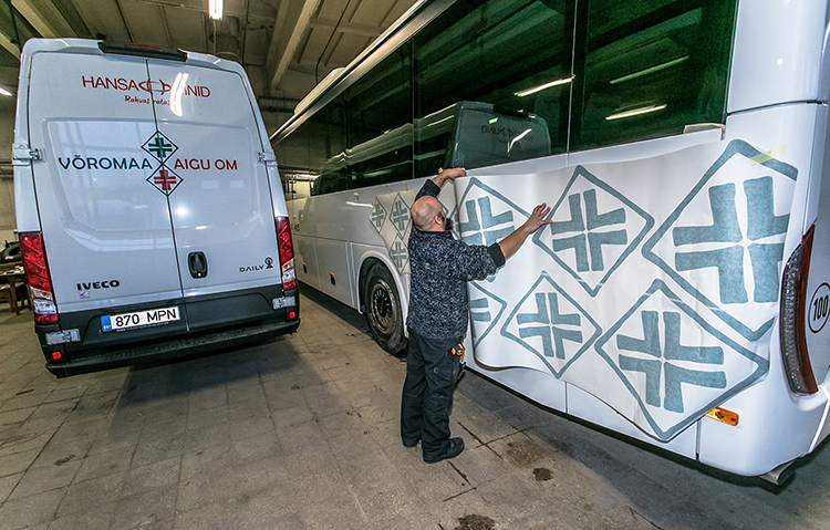 Nii toimus eile Võrumaa sümboolika paigaldamine suurtele liinibussidele, neid busse saab tänavapildis näha juba täna.  Väiksemate gaasibusside proovitankimine Alexela uues tanklas toimub järgmisel nädalal. Kõikide busside tagakülje läbivaks sõnumiks on võrukeelne lause „Aigu om”. Foto: FOTOSFERA / ANDREI JAVNAŠAN