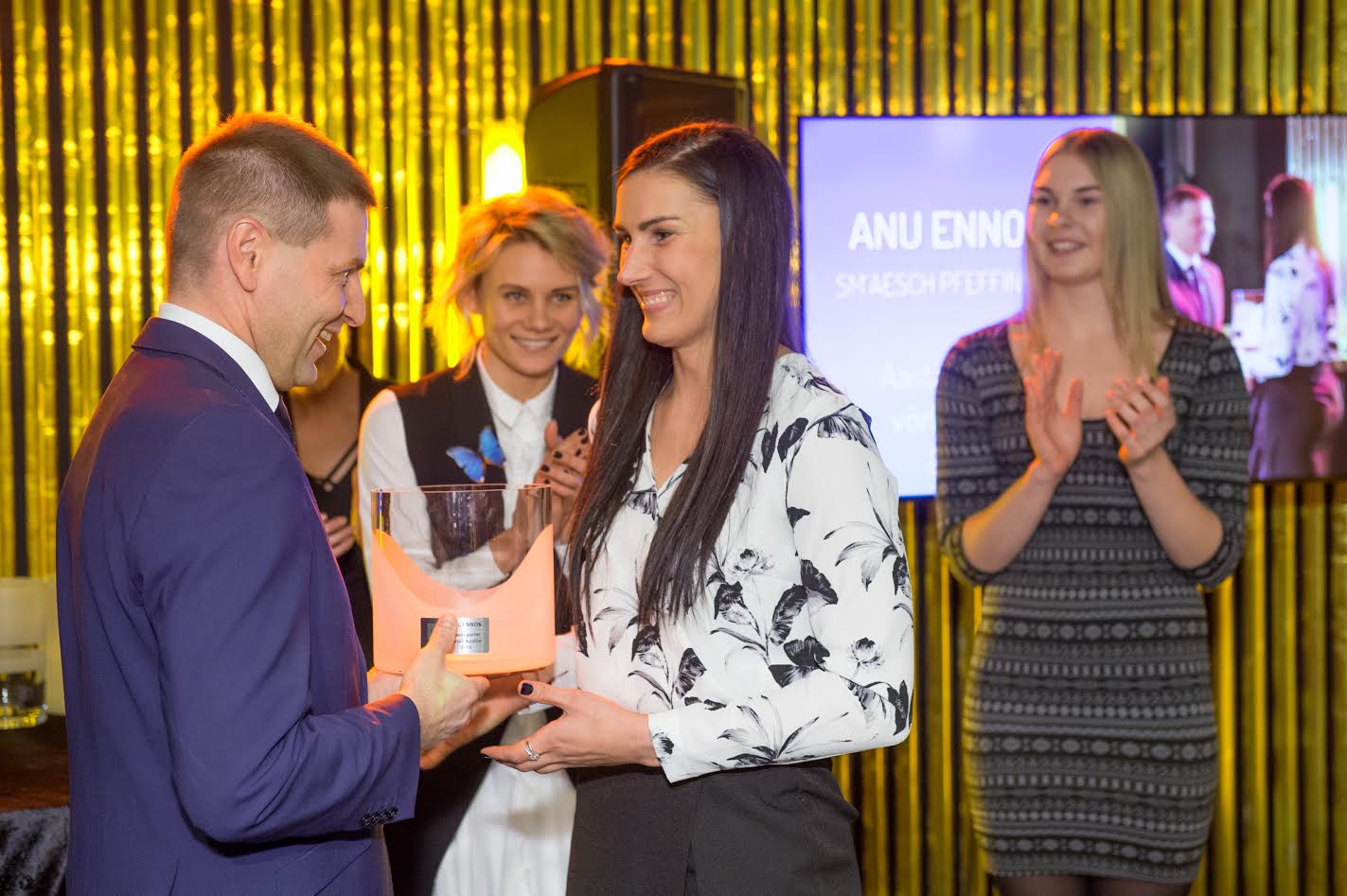 Aasta naisvõrkpalluri tiitli võitnud Anu Ennokit õnnitleb Eesti Võrkpalli Liidu president Hanno Pevkur. FOTO: Raigo Pajula
