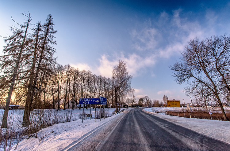 Ohtlik kurv Linnamäel ehitatakse kevadsuvel ohutumaks. Rajatakse bussipeatuse laiendused ja platvormid, uuendatakse teekatet, paigaldatakse lisavalgustus. Foto: ANDREI JAVNAŠAN