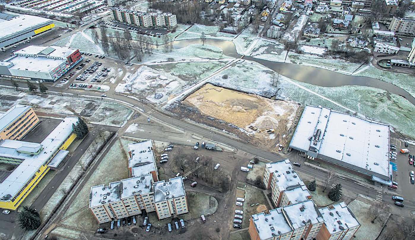 Kagukeskuse parkla ehitus esmaspäeval. Haldusjuhi Raigo Pildi väitel on ehitustööd praegu graafikus ja krõbedad talveilmad pigem soosivad kui pärsivad ehitamist. Parkla Maxima-poolsesse otsa plaanitakse neljakohalist autode selvepesulat. Foto: FOTOSFERA / ANDREI JAVNAŠAN
