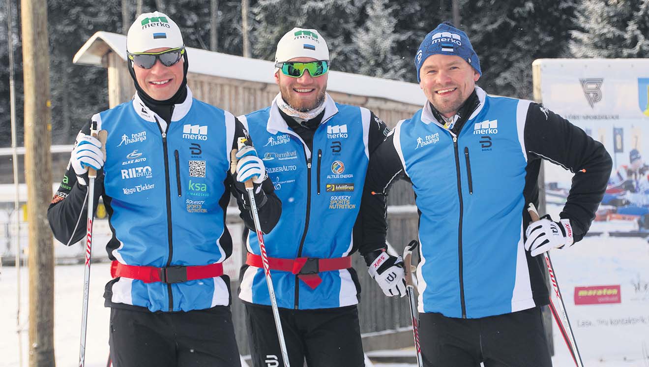Võrust pärit Raido Ränkel (vasakul) ja tema kõrval Marko Kilp on maailma edetabelis hetkel Eesti tugevaimad murdmaasuusatajad. Nende kõrvale paremal Team Haanja treener Anti Saarepuu. Fotod: GREGOR SALUVEER